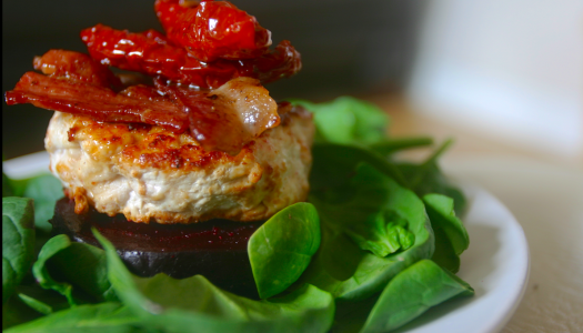 BURGER PEEDI JA PÄIKESEKUIVATATUD TOMATITEGA