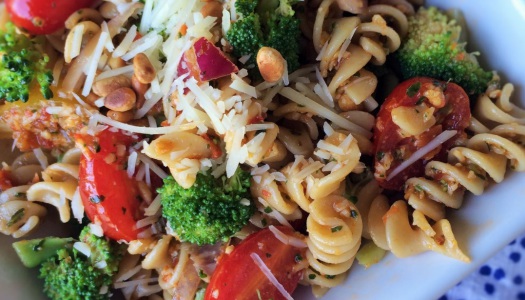 TERVISLIK PASTA TOMATITE, PESTO JA BROKKOLIGA