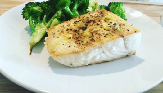 Ahjus grillitud hiidlest küüslaugu brokkoliga