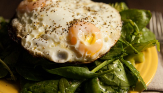 Värske salat kanamunadega